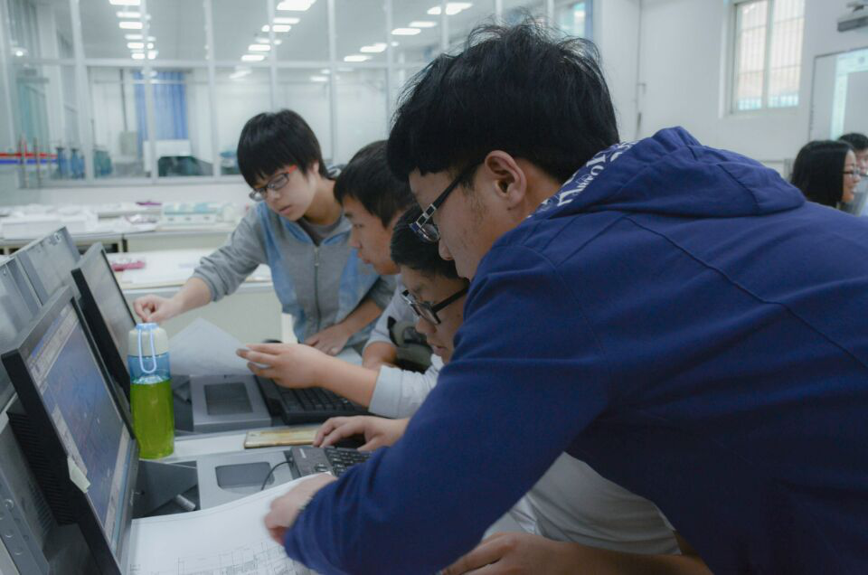 学员们团队协作构思创意输入描述